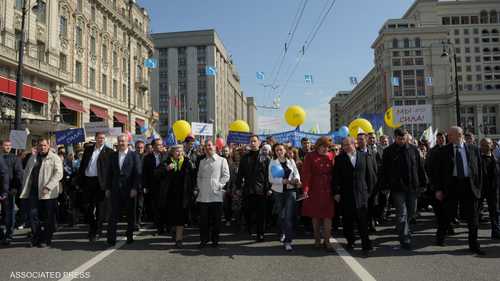 بوتين وميدفيديف تقدما مظاهرة ضمت 100 ألف شخص للاحتفال باليوم العالمي للعمال على طريقتهم الخاصة