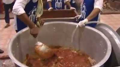 طقوس الطهي في المطعم الذي يقدم الوجبات مجانا للحجاج