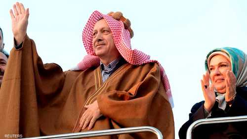 ارتدى رئيس الوزراء التركي، رجب طيب أردوغان، العباية العربية التقليدية خلال زيارة لمخيم أكاكالي للاجئين السوريين على الحدود التركية السورية.