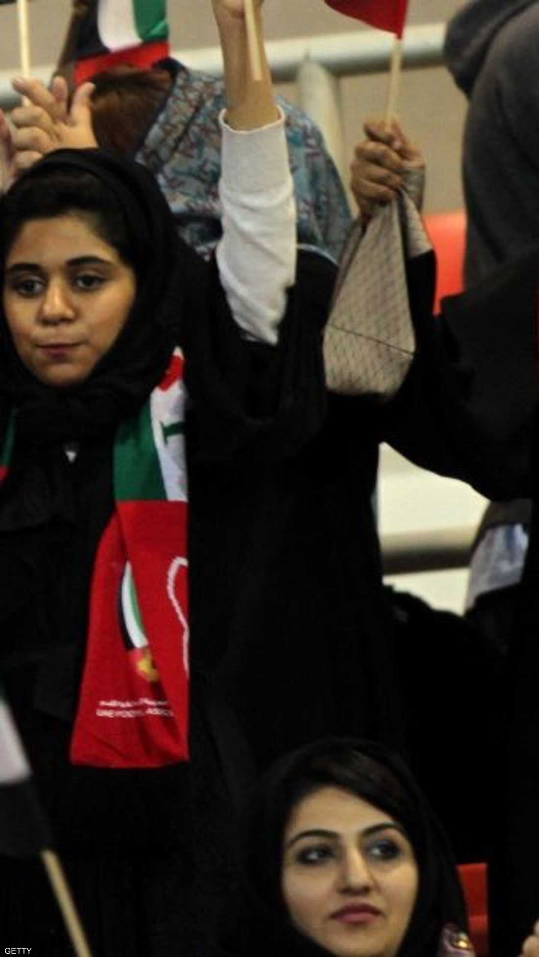 إماراتيات يؤازرن منتخب بلادهن أمام نظيره البحريني في المباراة التي انتهت بفوز الأبيض بهدفين مقابل هدف