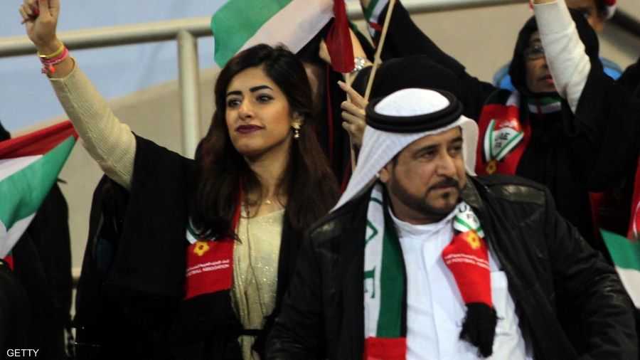 ودعمت المشجعات الإماراتيات الأبيض الذي كان أول المتأهلين إلى نصف نهائي البطولة