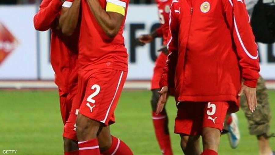 كابتن منتخب البحرين محمد حسين يمسح دموع الفرح للفوز على قطر
