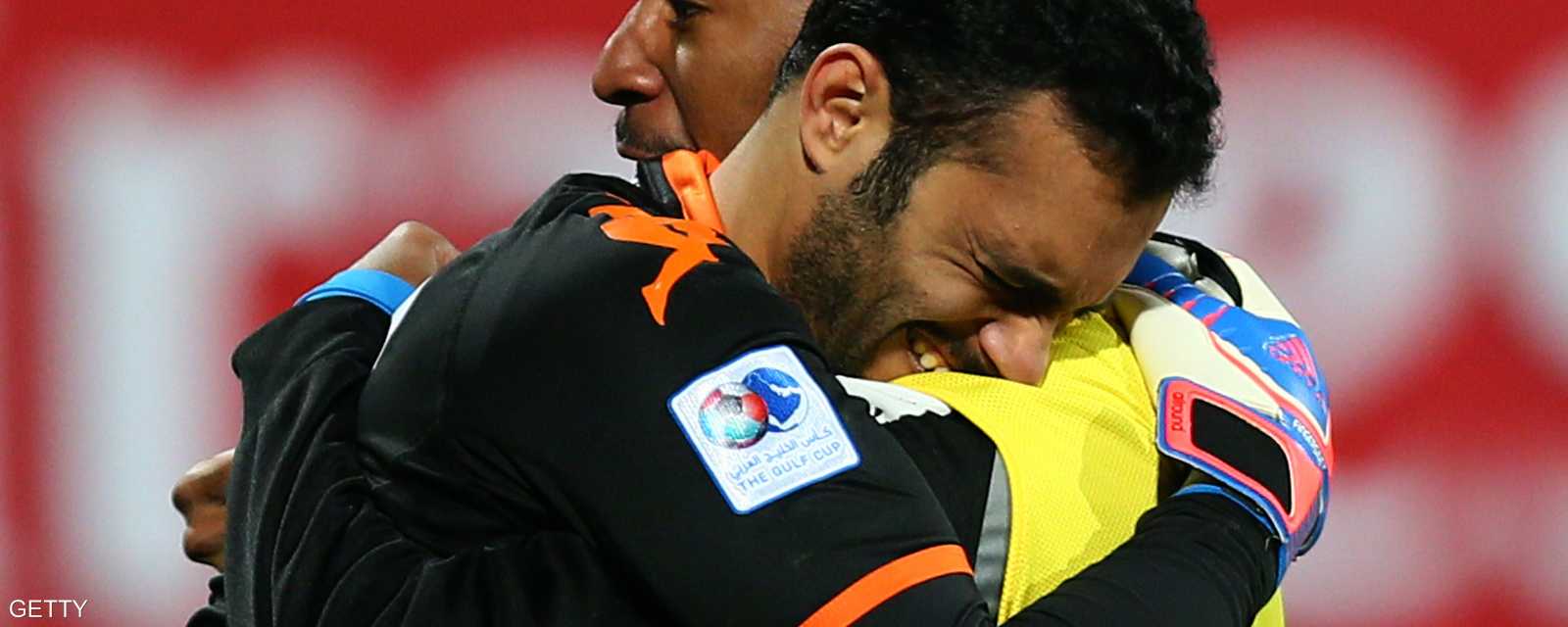 حارس المرمى الكويتي نواف الخالد يحتفل بإسقاط الأخضر