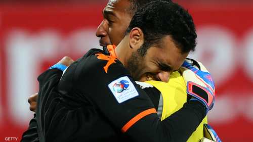 حارس المرمى الكويتي نواف الخالد يحتفل بإسقاط الأخضر