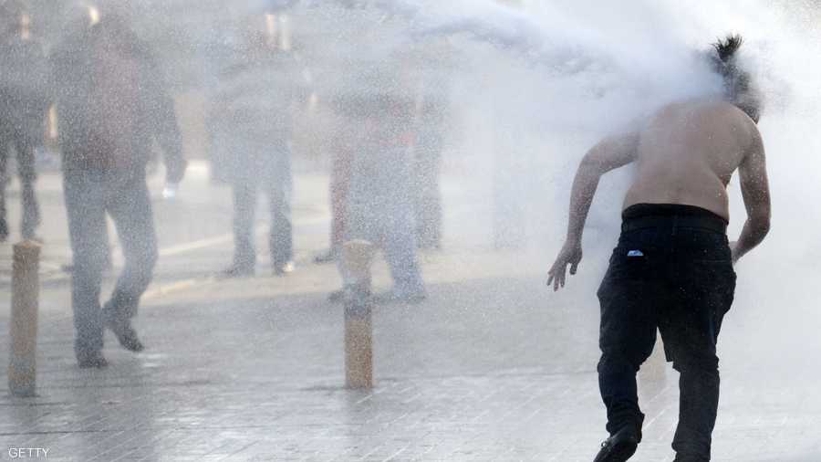 خراطيم المياه لتفريق المتظاهرين