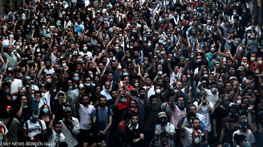 آلاف المتظاهرين المعارضين لأردوغان تدفقوا إلى ساحة تقسيم في اسطنبول