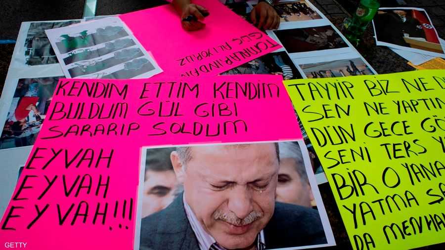 أما أردوغان، فهو يريد إعادة البلاد إلى الحقبة العثمانية حسب ما يقول معارضوه.