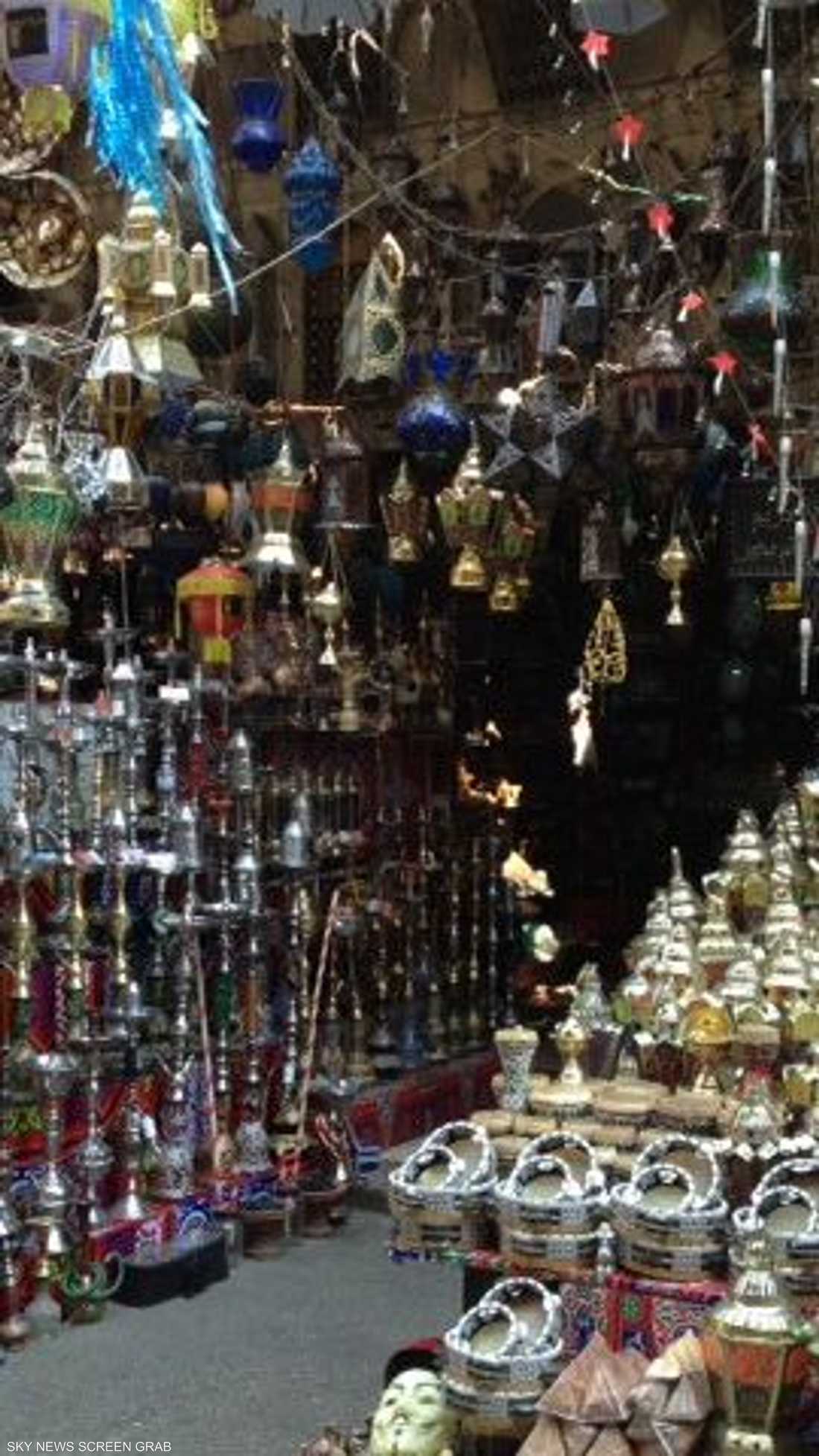 خان الخليلي واحد من أعرق أسواق مصر والشرق، ويزيد عمره قليلاً على 600 عام