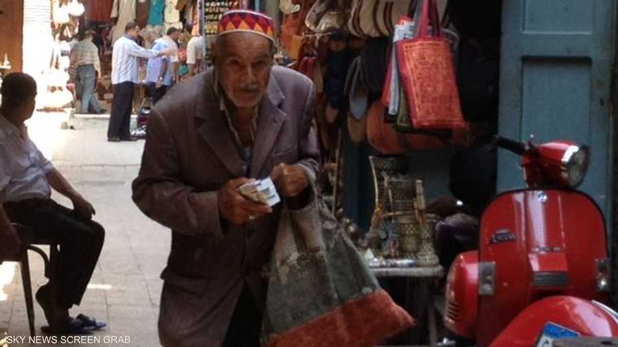اضطر أصحاب المتاجر ومصانع المشغولات لتسريح عدد كبير من العمال الذين كانوا يستخدمونهم