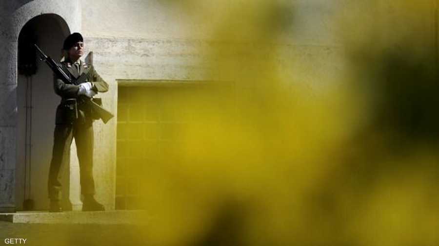 تحرس قصرا رئاسيا بإيطاليا