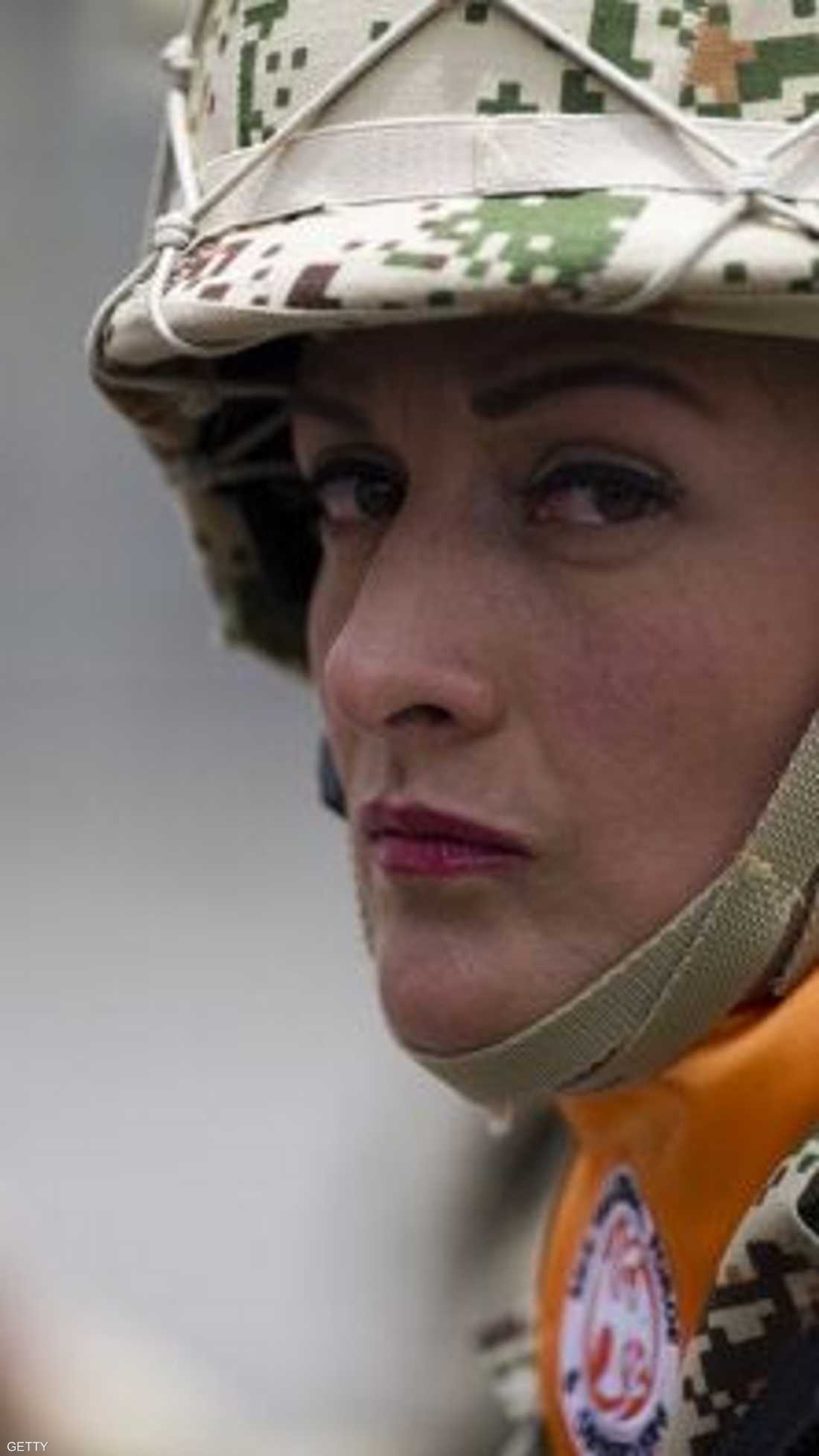 في كولومبيا.. لم تنس أحمر الشفاه قبل ارتداء الزي العسكري