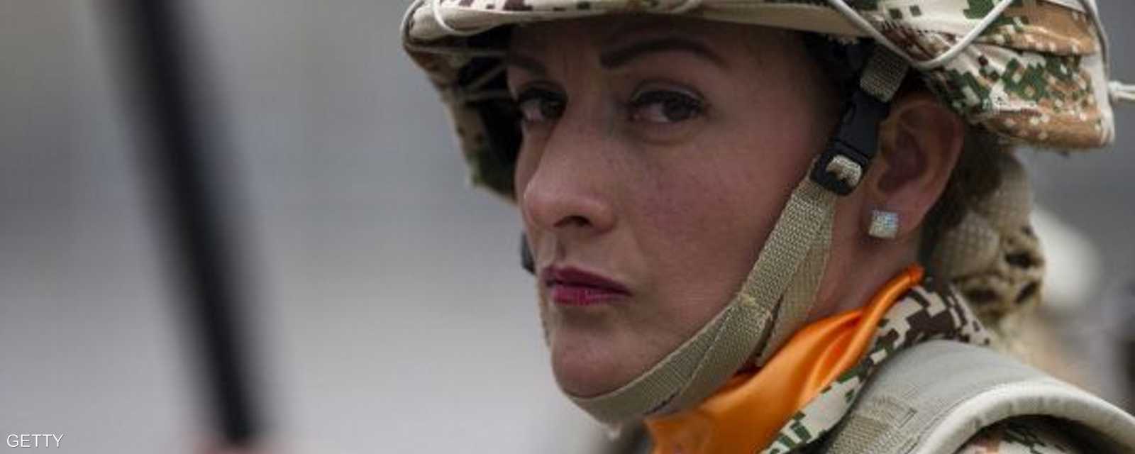 في كولومبيا.. لم تنس أحمر الشفاه قبل ارتداء الزي العسكري