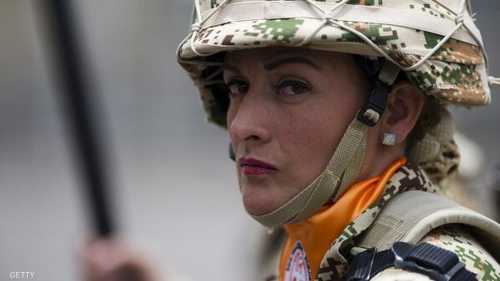 في كولومبيا.. لم تنس أحمر الشفاه قبل ارتداء الزي العسكري