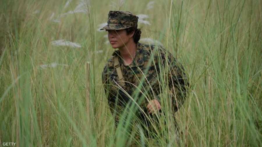 جندية أميركية تجوب أحراش الفلبين