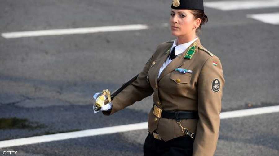 بالملابس العسكرية والنياشين في المجر