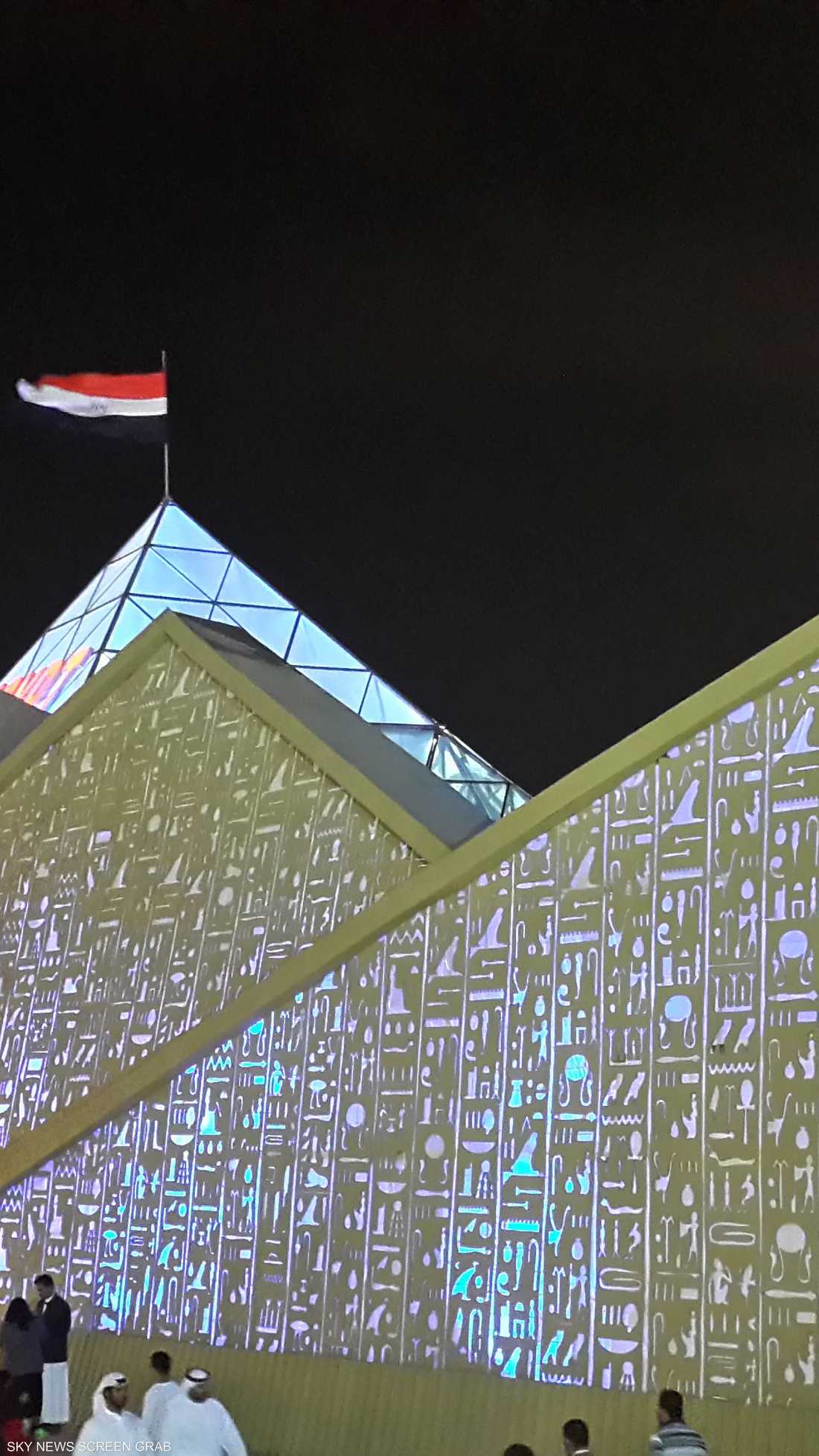 مصر الأهرام والفراعنة.. واجهة تتحدث عن حضارة عريقة