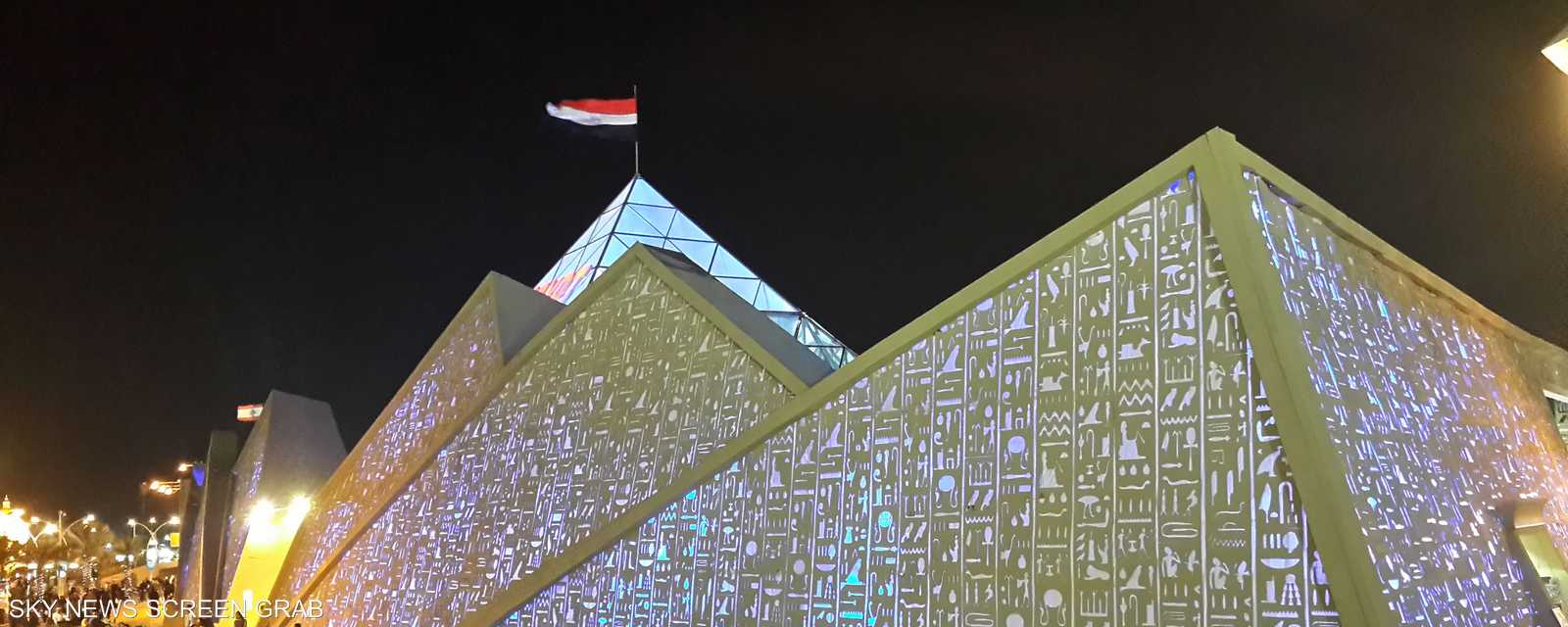 مصر الأهرام والفراعنة.. واجهة تتحدث عن حضارة عريقة