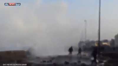 أمواج عاتية تضرب شواطئ مغربية وتتسبب بإغلاق موانئ