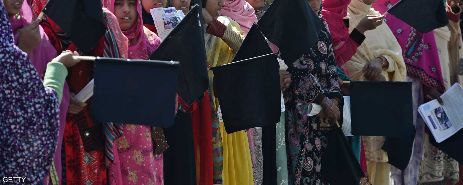 ناشطات باكستانيات يحملن أعلام سوداء احتجاجا على أوضاع المرأة أثناء مشاركتهن في مسيرة بإسلام آباد.