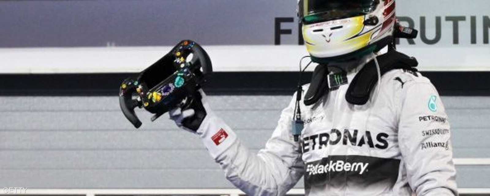 البريطاني لويس هاملتون يحتفل بفوزه بالمركز الأول في سباق جائزة البحرين الكبرى 