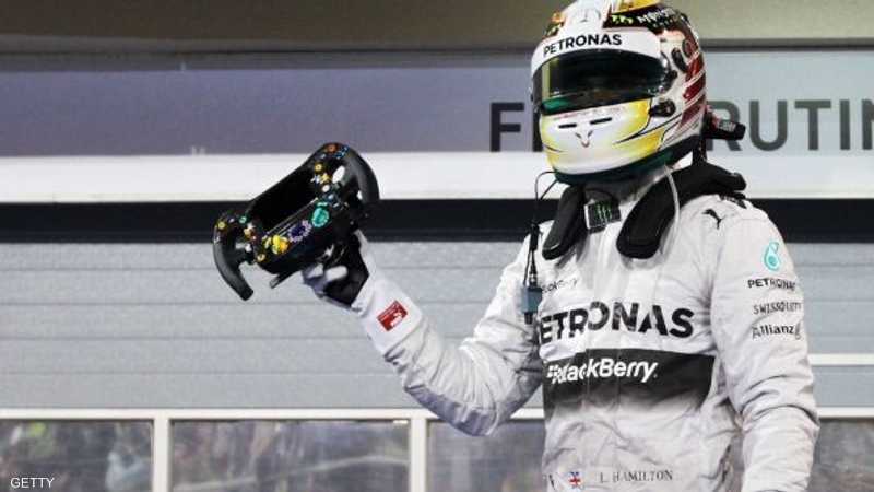 البريطاني لويس هاملتون يحتفل بفوزه بالمركز الأول في سباق جائزة البحرين الكبرى 