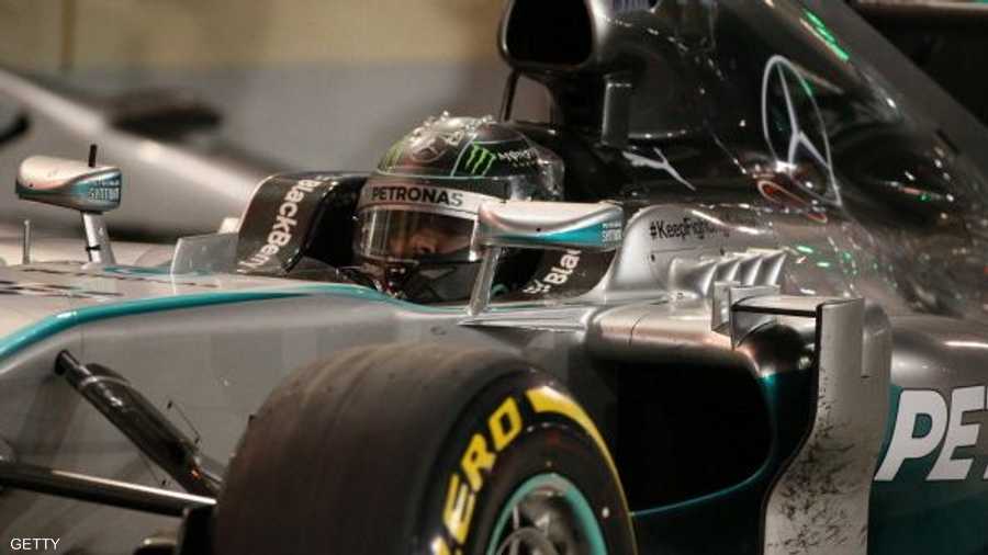 الألماني نيكو روزبيرغ خلال استراحة قصيرة أثناء سباق الجائزة الكبرى البحريني