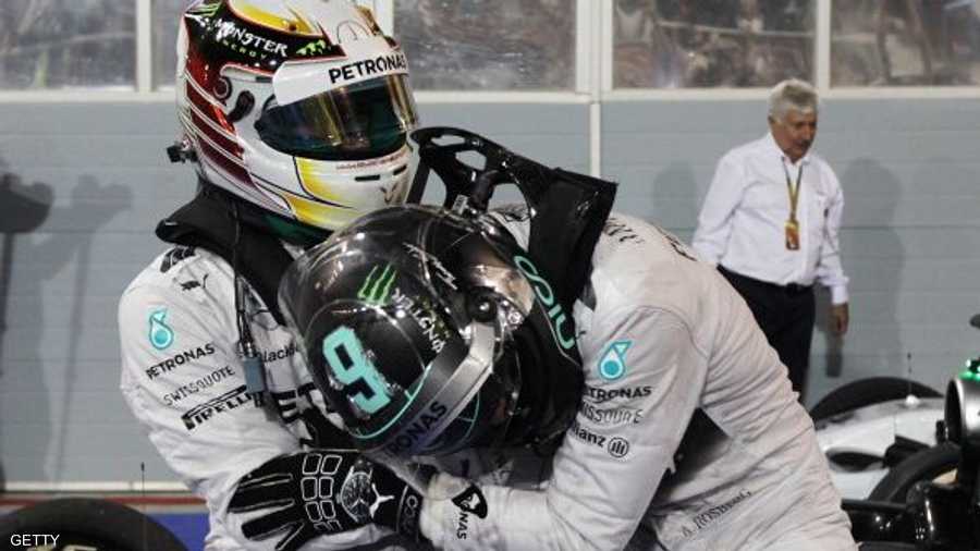 هاميلتون يمازح روزبيرغ سائق مرسيدس إيه أم جي بيتروناس، الذي احتل المركز الثاني