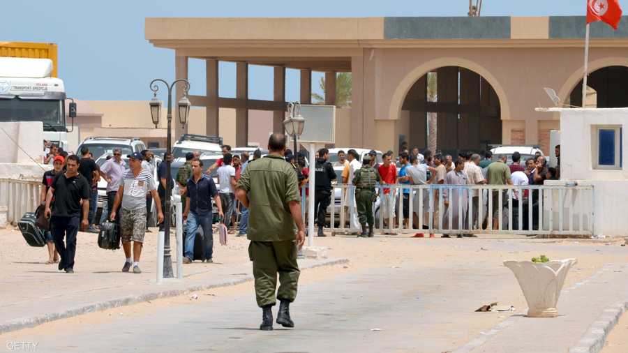 معبر راس جدير بين البلدين اكتظ بالنازحين