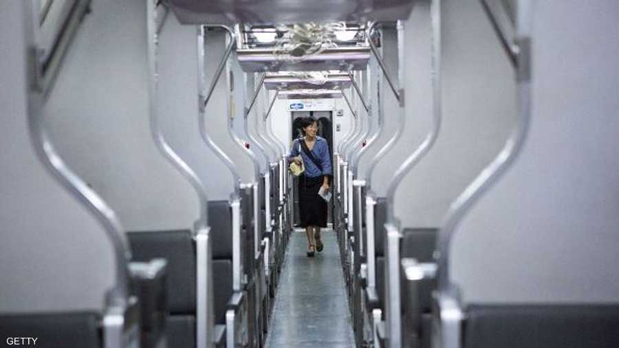 راكبة تتفقد العربة