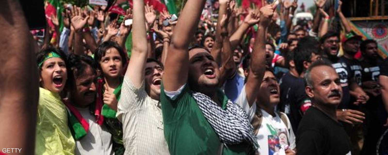 تجمع آلاف المعارضين في مدينة لاهور الباكستانية، لتنظيم مسيرة حاشدة تطالب برحيل الحكومة