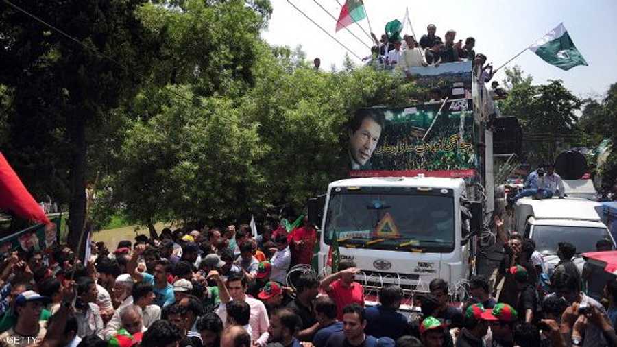  خرج آلاف الأشخاص إلى الشوارع بسبب مزاعم تتهم الحكومة بتزوير الانتخابات