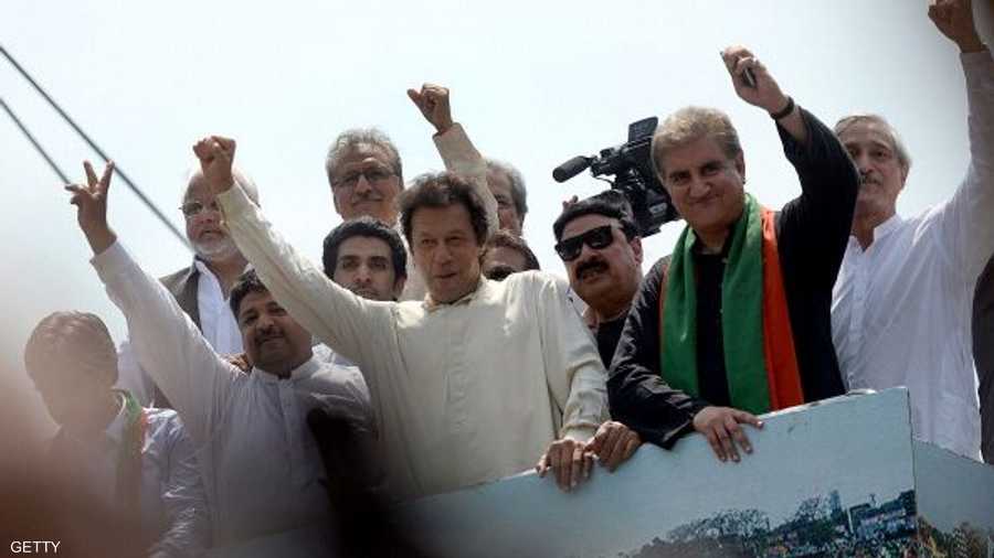 قاد المظاهرة لاعب الكريكيت الشهير، عمران خان، الذي يرأس ثالث أكبر حزب في البرلمان