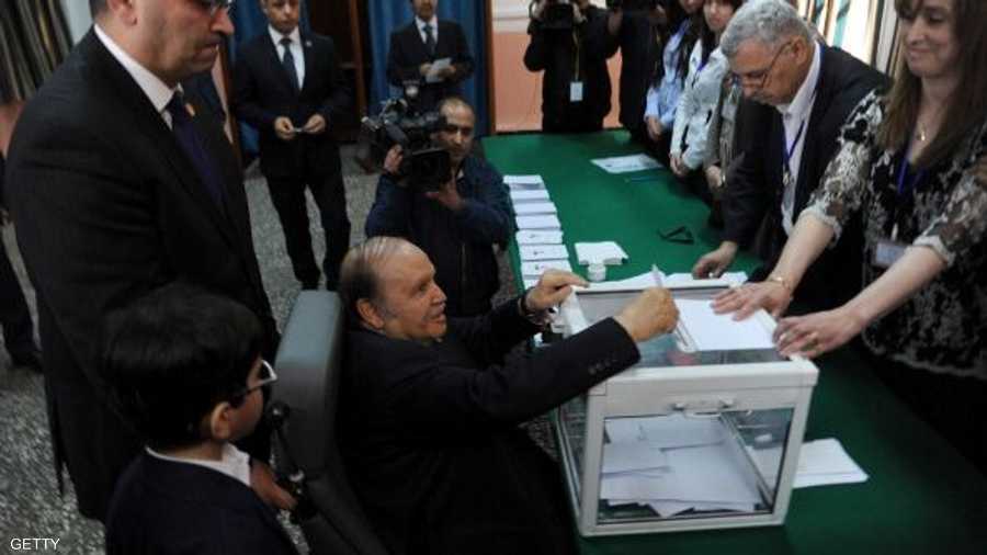 صورة عبد العزيز بوتفليقة وهو يجلس على كرسي متحرك خلال عملية الاقتراع في الانتخابات الرئاسية التي نظمت في أبريل بالجزائر وانتهت بفوزه بولاية جديدة، اختصرت الجدل الذي رافق هذا الاستحقاق 