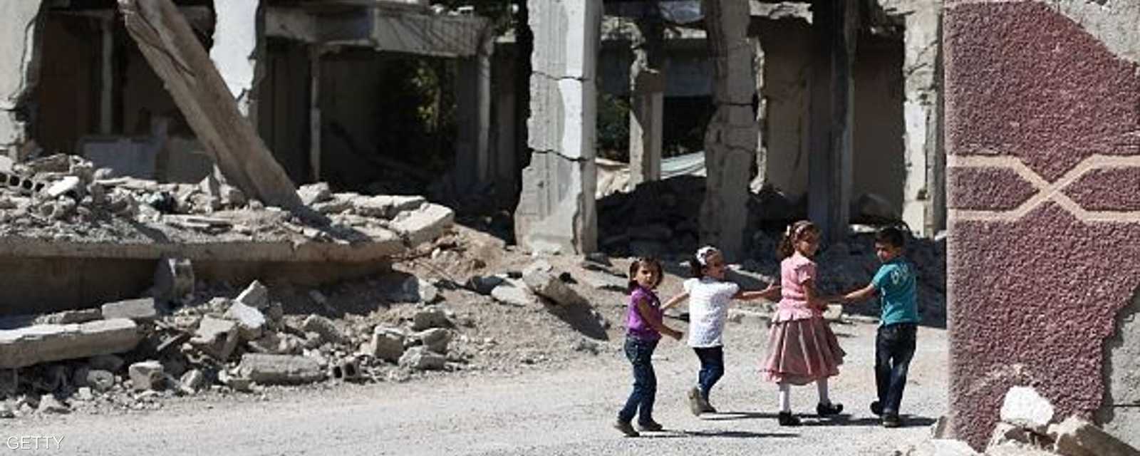 أطفال يحتفون بعيد الفطر وسط الدمار