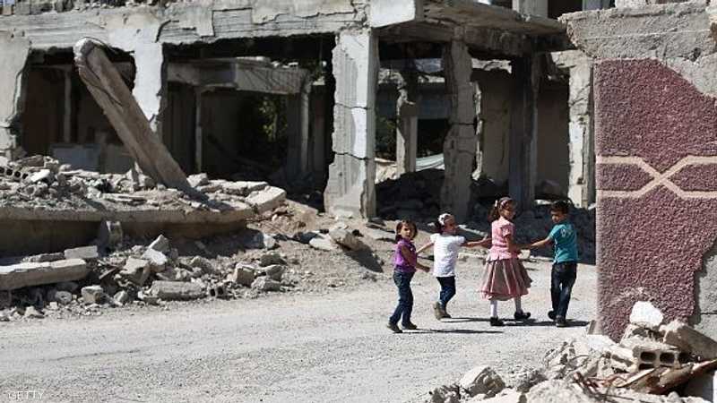 أطفال يحتفون بعيد الفطر وسط الدمار
