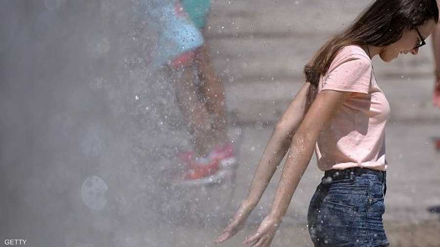سائحة في روما تكافح ارتفاع الحرارة على طريقتها