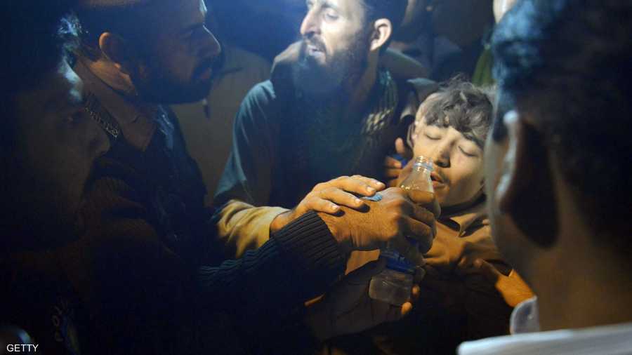 أحد العمال الناجين من تحت الأنقاض.