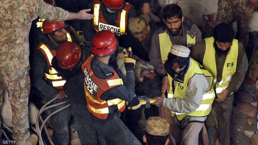 إخراج أحد الضحايا من تحت الركام بعد ساعات من العمل.