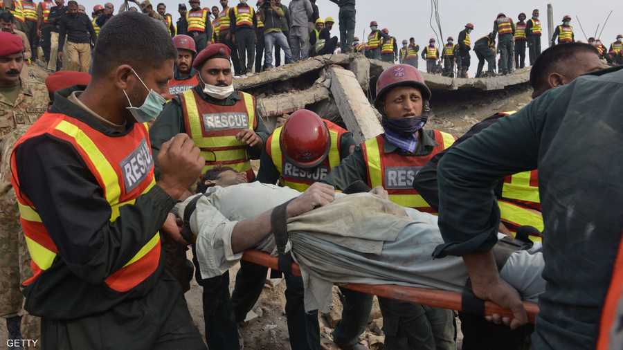 ضحية أخرى أخرجها رجال الإنقاذ من بين حطام المبنى.