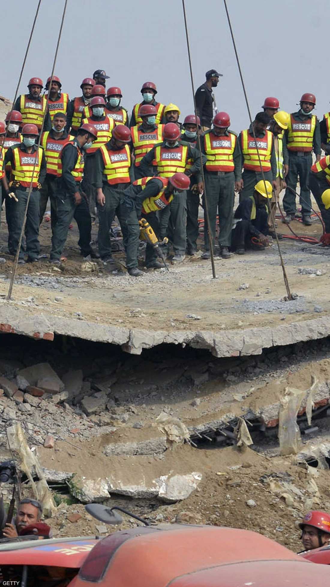 الطبقات الثلاث للمصنع سويت بالأرض تماما.