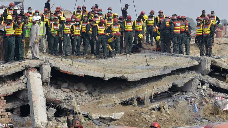 الطبقات الثلاث للمصنع سويت بالأرض تماما.