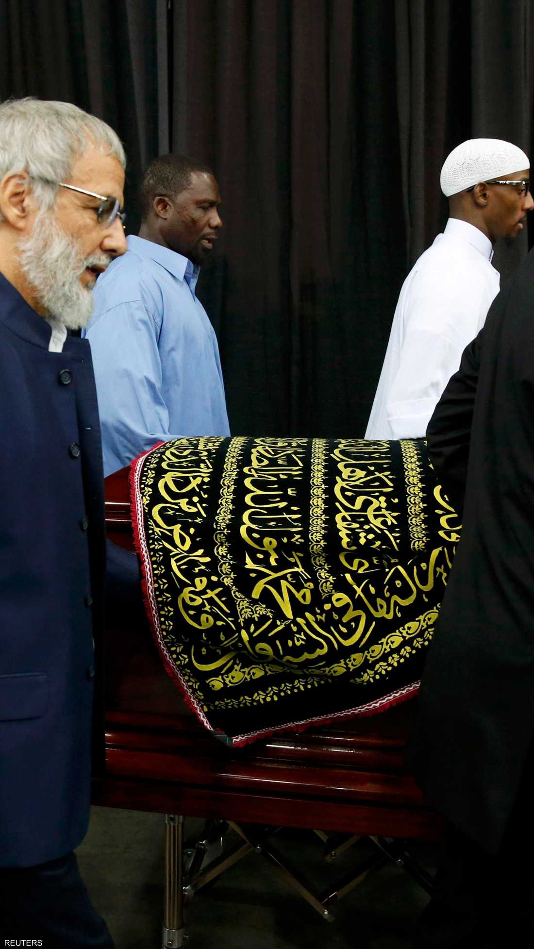 نعش محمد علي تزيّن بآيات قرآنية