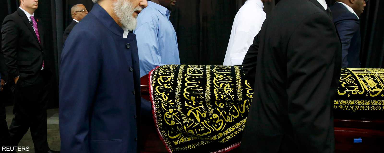 نعش محمد علي تزيّن بآيات قرآنية