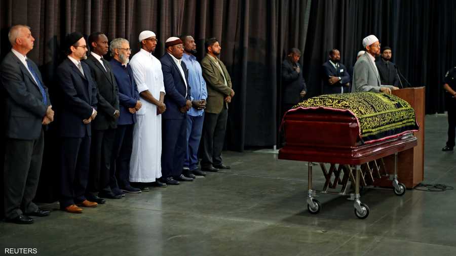 صلاة الجنازة على أسطورة الملاكمة العالمية