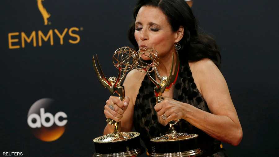 الممثلة جوليا لوي دريفوس تعانق جائزتين لأفضل مسلسل كوميدي وأفضل ممثلة في مسلسل كوميدي