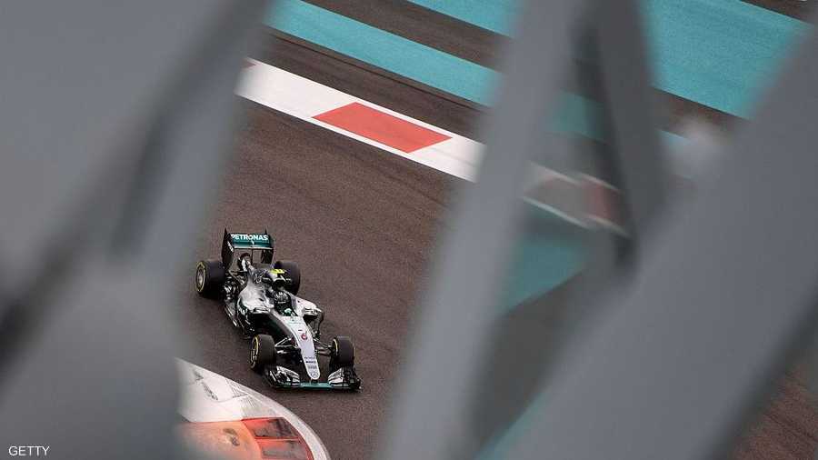 كل العيون على سيارات تتسابق ومنافسة تخطف القلوب