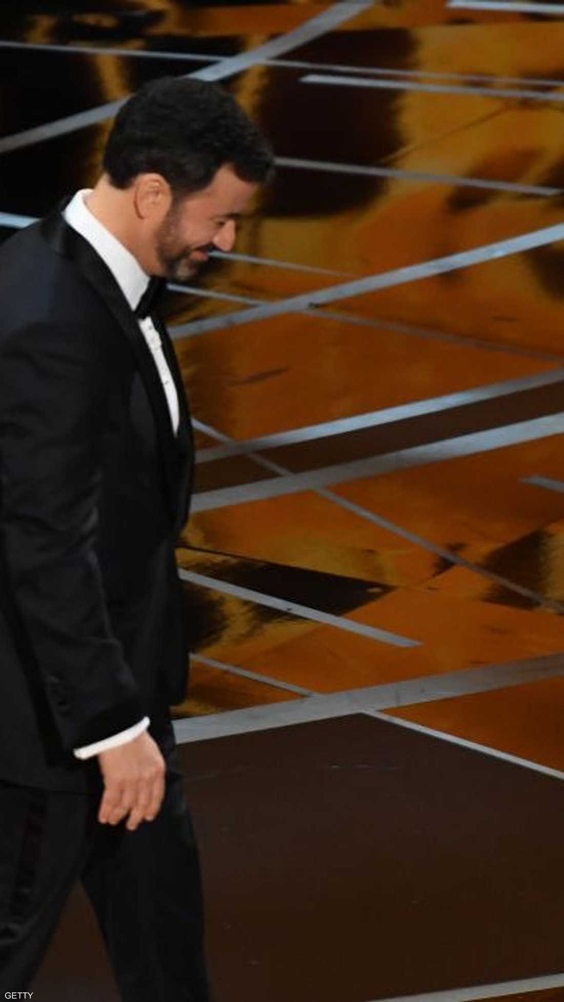 مقدم حفل الأوسكار جيمي كيميل يمشي مبتعدا عن منصة الأوسكار