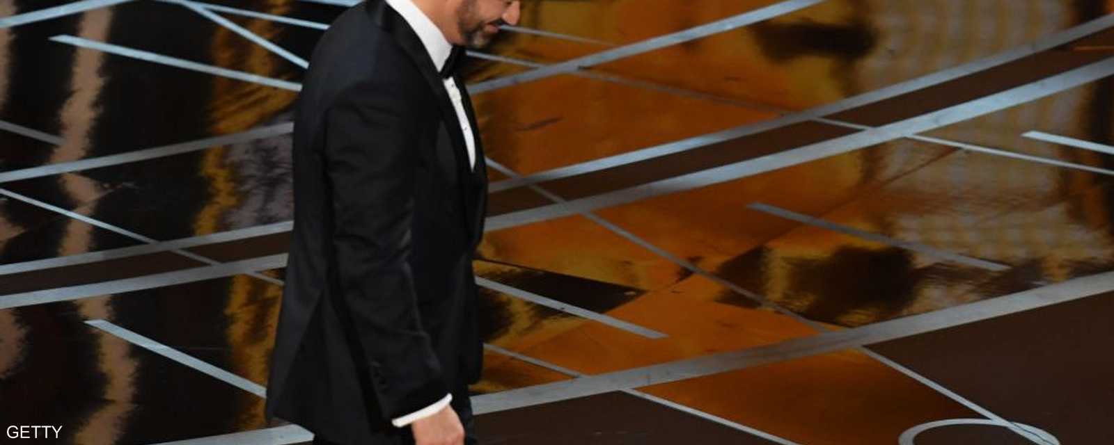مقدم حفل الأوسكار جيمي كيميل يمشي مبتعدا عن منصة الأوسكار