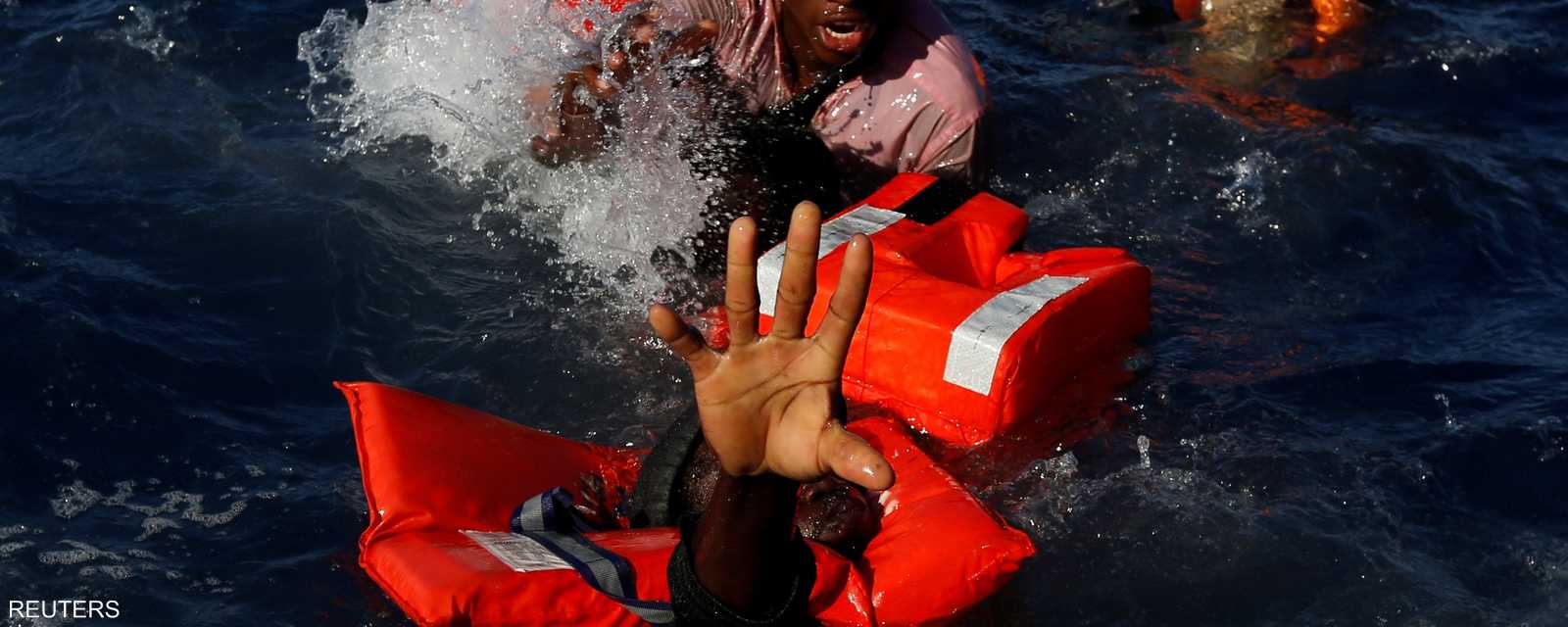 يكافحون الغرق في مياه البحر المتوسط الجمعة