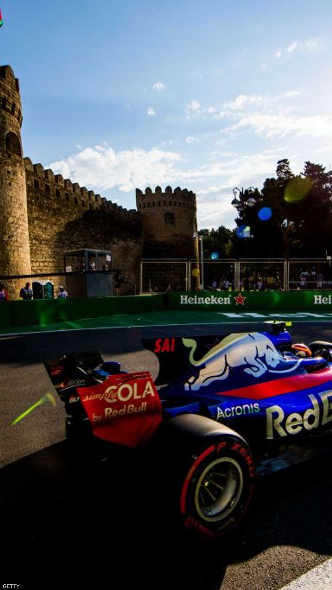 حين تمتزج السيارة الحديثة بالخلفية التاريخية